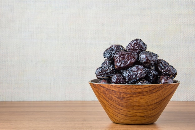 Köstliche Ajwa-Datteln, Kurma Nabi, sehr begehrt im Monat Ramadan.