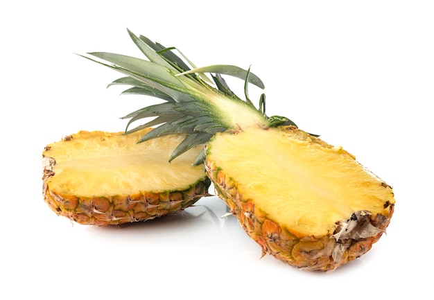 Köstliche Ananas lokalisiert auf Weiß