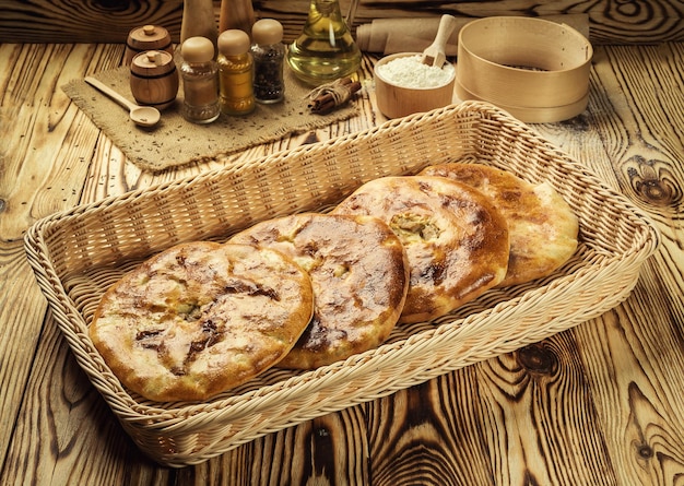 Köstliche Backwaren Kubdari mit Fleisch traditionelle georgische Backwaren auf Holztisch