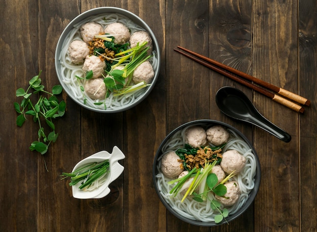 Foto köstliche bakso-schüssel-zusammensetzung