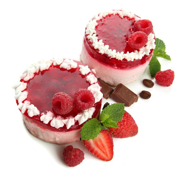 Köstliche Beerenkuchen getrennt auf Weiß