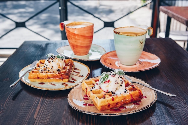 Foto köstliche belgische waffeln in rustikaler umgebung