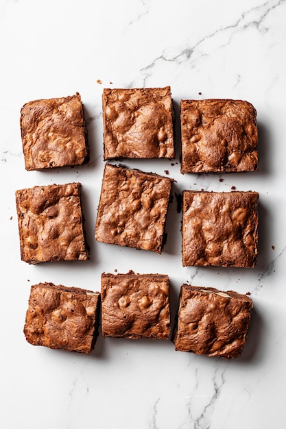 Köstliche Brownies auf Marmorhintergrund Flache Laienzusammensetzung Leckerer Schokoladenkuchen