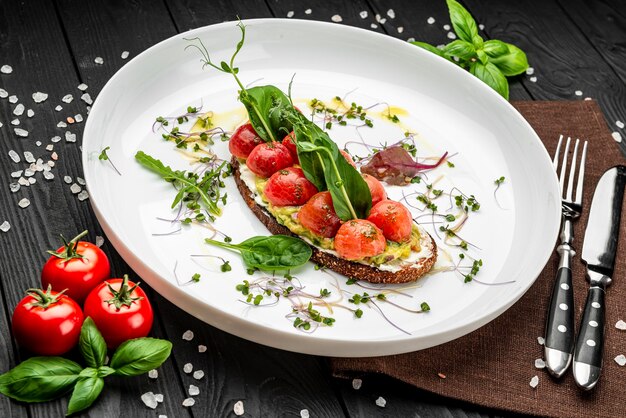 Köstliche Bruschetta mit Frischkäse-Gluacomoli-Sauce und Kirschtomaten