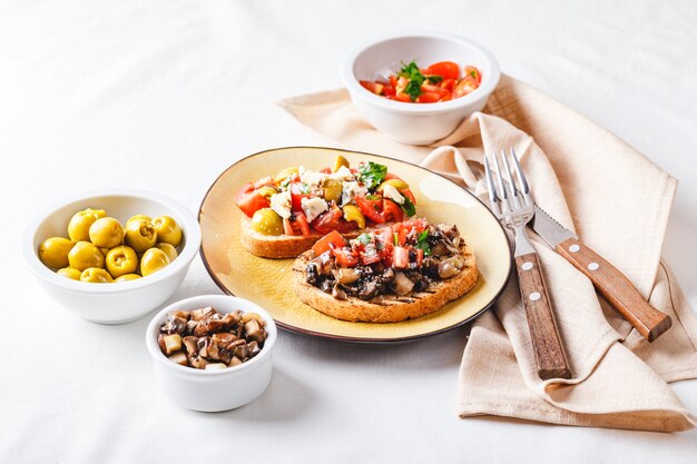 Köstliche Bruschetta mit Tomaten und Champignons und Bruschetta mit Blauschimmelkäse, Oliven und Tomaten