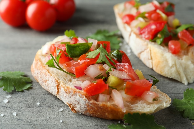 Köstliche Bruschetta-Snacks auf grauem strukturiertem Hintergrund