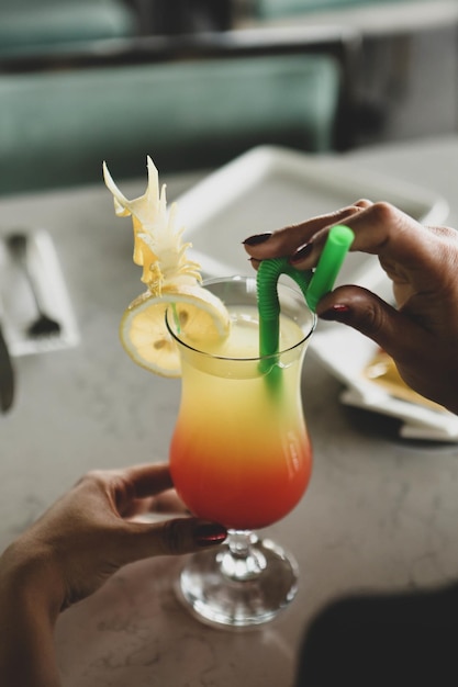 Foto köstliche bunte cocktails, partycocktails
