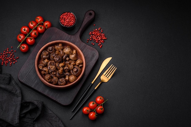 Foto köstliche champignons mit salzgewürzen und kräutern