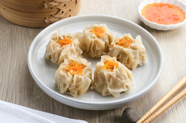 Köstliche chinesische Dim Sum-Knödel, die auf dem Teller serviert werden. Ausgewählter Fokus