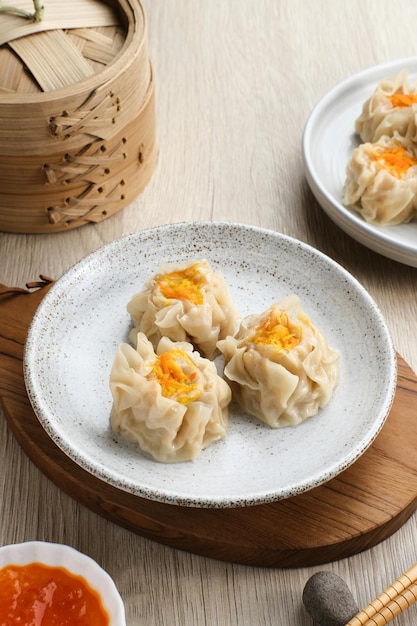 Köstliche chinesische Dim Sum-Knödel, die auf dem Teller serviert werden. Ausgewählter Fokus