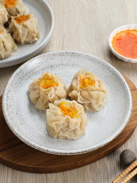 Köstliche chinesische Dim Sum-Knödel, die auf dem Teller serviert werden. Ausgewählter Fokus