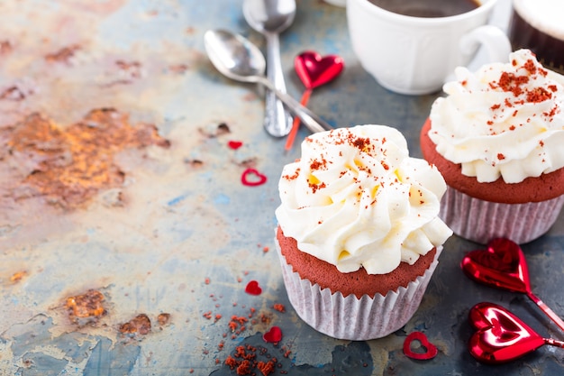 Köstliche Cupcakes aus rotem Samt zum Valentinstag auf rostiger alter Metalloberfläche. Holiday Food Konzept. Speicherplatz kopieren