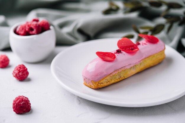 Köstliche Eclairs mit rosa Himbeerglasur