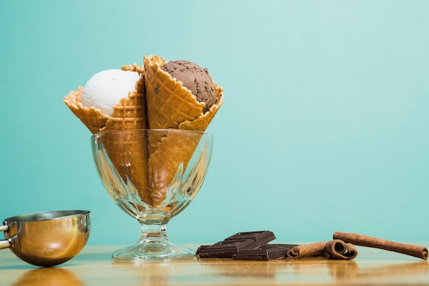 Foto köstliche eiscremeschalen in der schüssel und in der schokolade