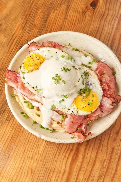 Köstliche Eiswaffeln mit Speck auf Holztisch