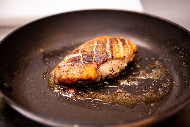 Köstliche Entenbrust in der Pfanne gekocht. Leckeres Essen zubereiten