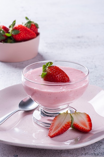 Köstliche Erdbeermousse in Glasschüssel mit frischen Erdbeeren. Platz kopieren