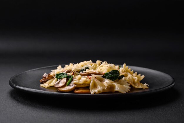 Köstliche Farfalle-Nudeln mit Pilzkäse und Spinat mit Gewürzen