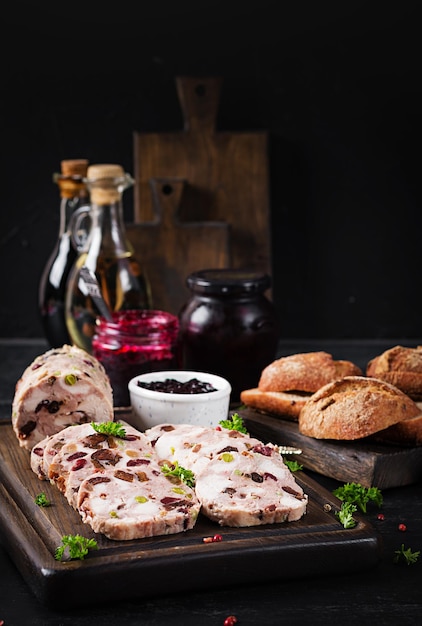 Köstliche Fleischterrine mit Hähnchenstreifen, grünen Erbsen und getrockneten Früchten. Hackbraten.