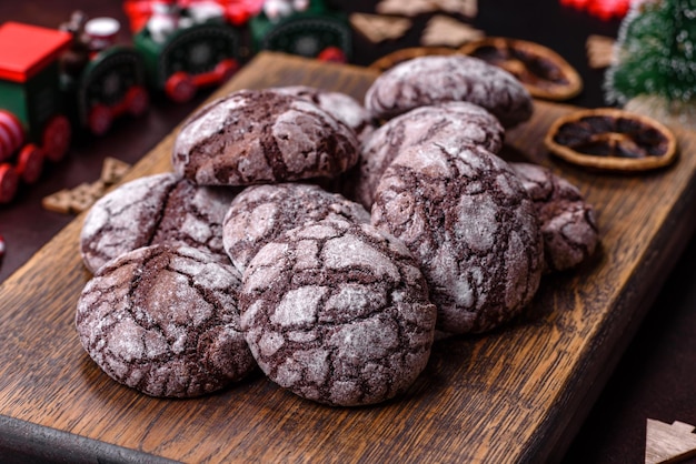 Köstliche frische Brownies mit Weihnachtsdekorationen auf dunklem Betonhintergrund