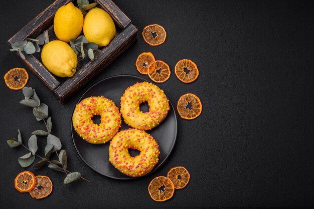 Köstliche frische Donuts in gelber Glasur mit Zitronengeschmacksfüllung