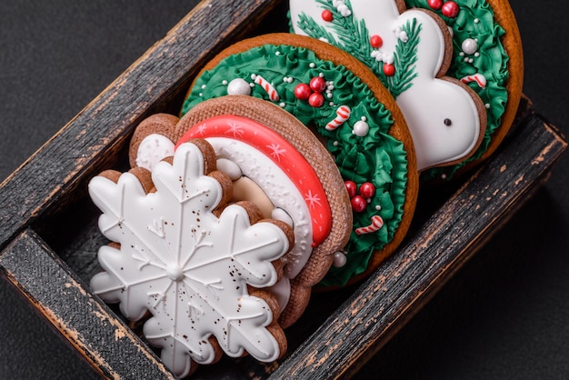 Köstliche, frische, farbenfrohe Weihnachts- oder Neujahrs-Lebkuchenplätzchen