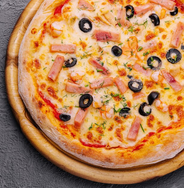 Köstliche frische Fisch-Ofen-Pizza von oben aus
