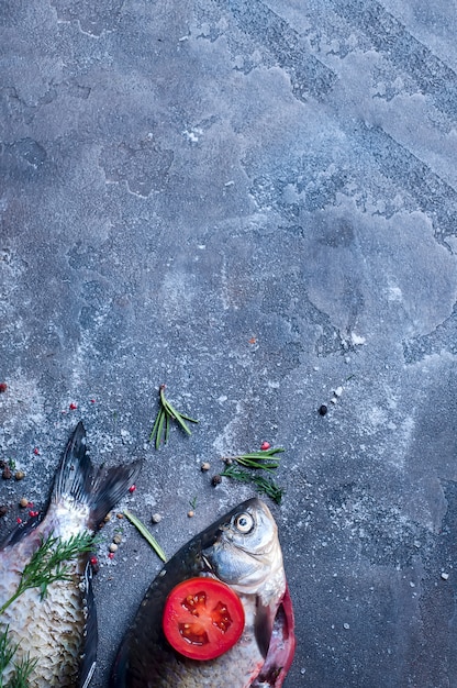 Köstliche frische Fische auf dunklem Weinlesehintergrund.