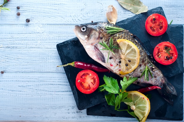 Köstliche frische Fische auf weißem Weinlesehintergrund.