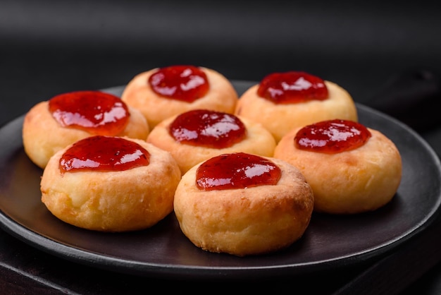 Köstliche frische Hüttenkäsekuchen mit Rosinen und Vanille auf einer schwarzen Keramikplatte