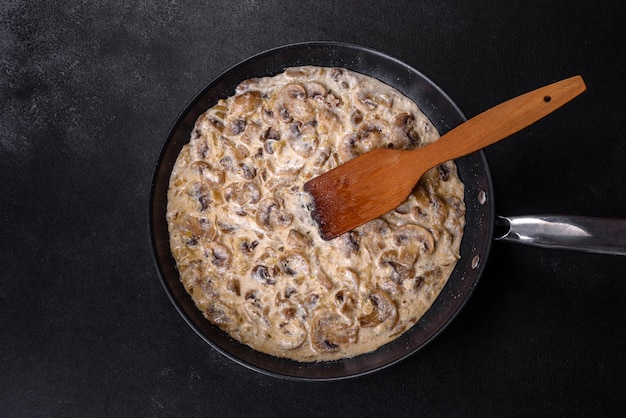 Köstliche frische junge Champignons in Scheiben geschnitten in cremiger Sauce