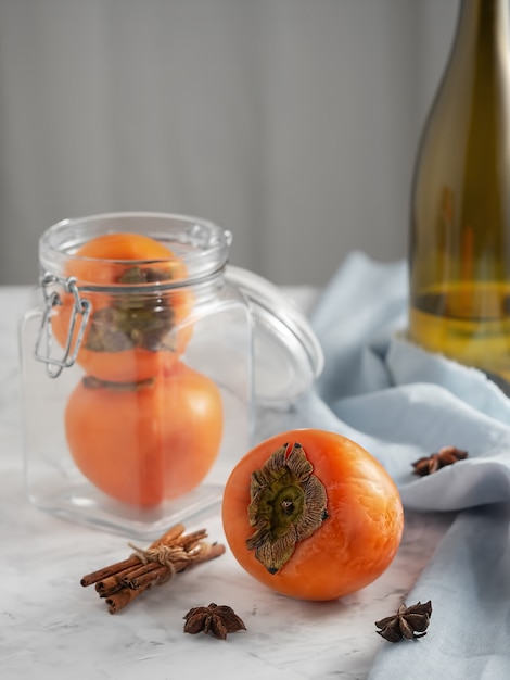 Köstliche frische Kakifrucht auf einem grauen Tisch. Nahansicht. Zutaten für Kaki-Marmelade.