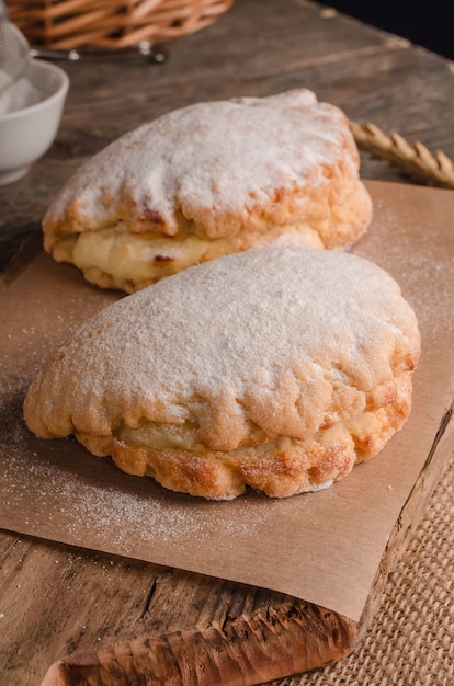 Köstliche frische kulinarische Backwaren, süße Shortbreads auf Holzhintergrund