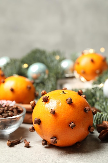 Köstliche frische Mandarinen mit Nelken auf Leuchttisch Weihnachtsfeier