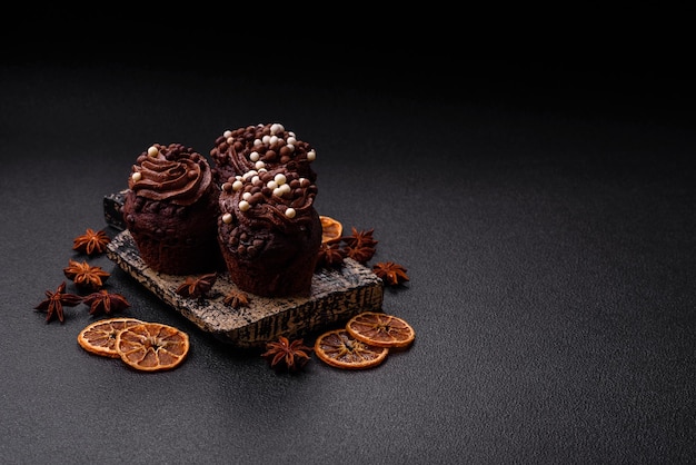 Köstliche frische Muffins mit Füllung und Schokoladenbeschichtung