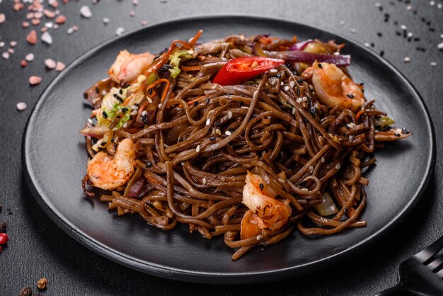 Köstliche frische Pasta mit Tomaten, Garnelen und Gewürzen. italienische Küche