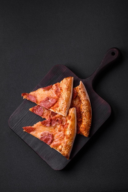 Foto köstliche frische peperoni-pizza mit sesamsamen an den seiten
