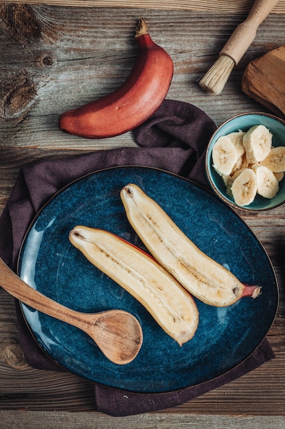 Foto köstliche frische rohe rote bananen