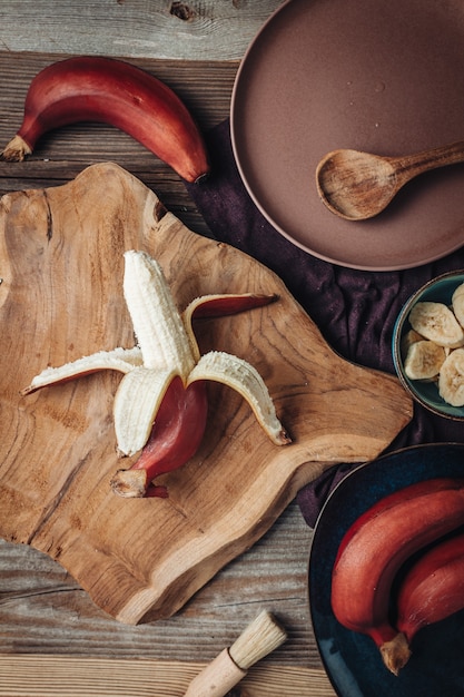 Foto köstliche frische rohe rote bananen