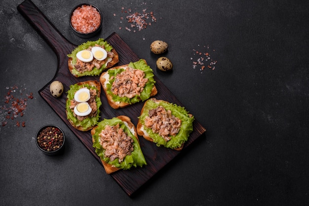 Köstliche frische Sandwiches mit Toast-Lachssalat in Dosen und Wachteleiern