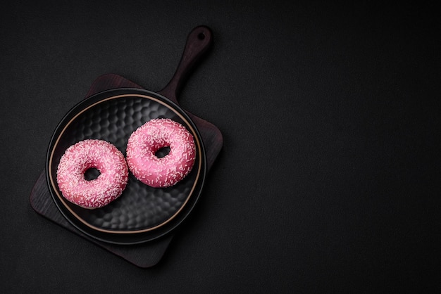 Köstliche frische süße Donuts in rosa Glasur mit Erdbeerfüllung