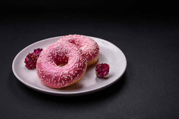 Köstliche frische süße Donuts in rosa Glasur mit Erdbeerfüllung