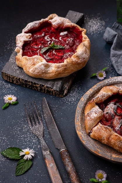 Köstliche, frische, süße, hausgemachte Erdbeertorte im rustikalen Stil