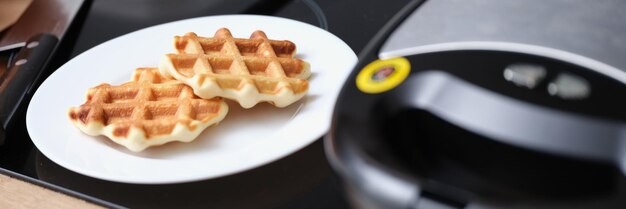 Foto köstliche frische süße kochwaffeln auf dem teller in der küche