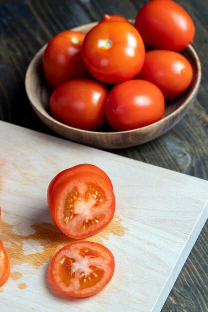 Köstliche frische Tomaten, die auf dem Tisch in Stücke geschnitten werden