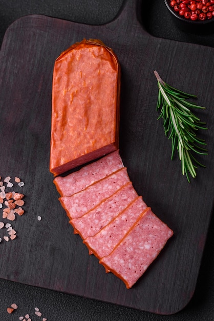 Köstliche frische Wurstsalami mit Salztomaten und Gewürzen