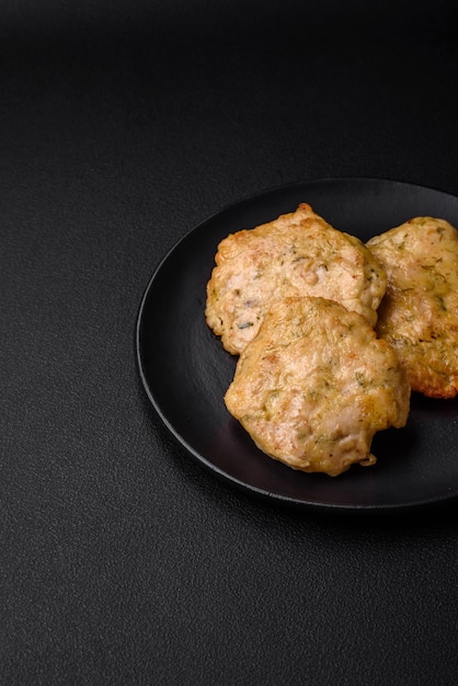 Köstliche frittierte Filetpfannkuchen mit Gewürzen, Salz und Kräutern