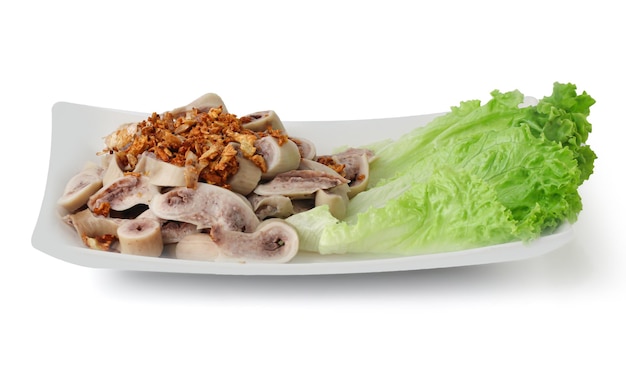 Foto köstliche füllung aus gekochtem schweinefleisch mit gebratenem knoblauch und knackigem salat auf weißem teller, asiatische küche
