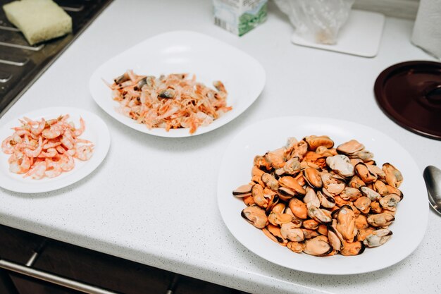 Foto köstliche garnelen und muscheln meeresfrüchte auf weißem teller