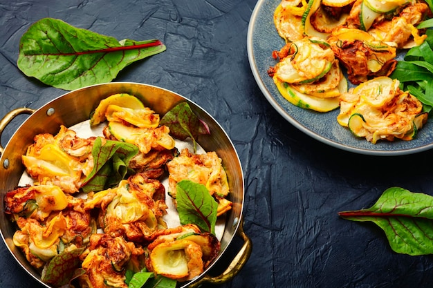 Foto köstliche gebratene zucchini-draufsicht